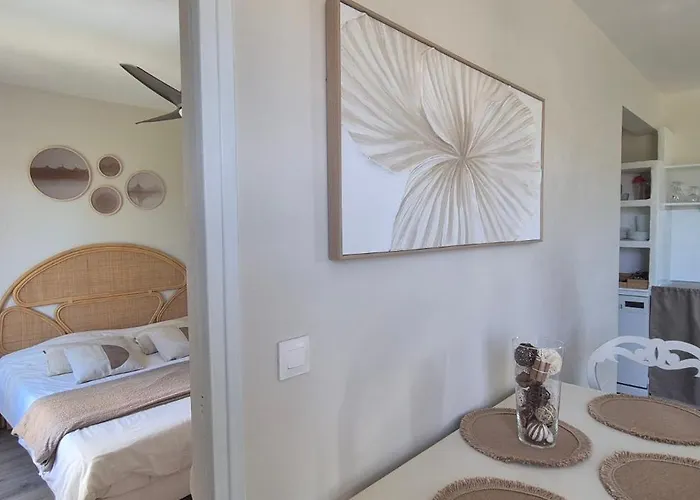 A L'ombre Du Clocher